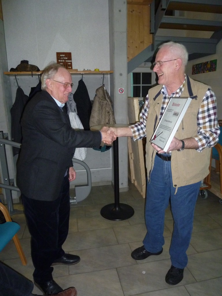 Werner Schaub (links) bekommt von Ewald Kalt die Urkunde zur Ehrenmitgliedschaft überreicht.